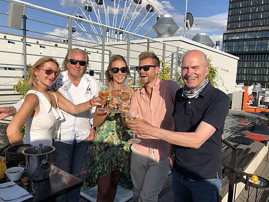Barbara Osthoff, Herbert Osthoff, Stephanie Schlayer mit Mann Gregor Teicher, Martin Schmitz  auf der Hoch5 Dachterrasse am Ostbahnhof (©Foto. Martin Schmitz)
